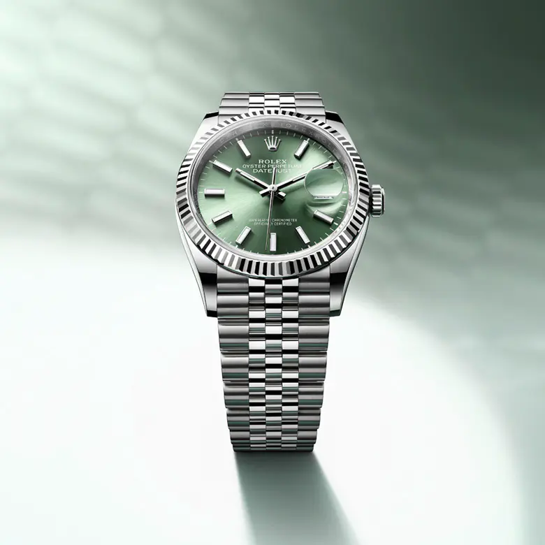 rolex Datejust    - Il quadrante presenta un grande numero VI con 11 diamanti. La finitura soleil crea delicati riflessi di luce su molti quadranti della collezione Oyster Perpetual. Per ottenerla, si fa ricorso a sapienti tecniche di spazzolatura che producono lievi scanalature che si diramano dal centro del quadrante verso l’esterno. La luce si propaga uniformemente lungo ogni incisione, dando vita a un leggero, caratteristico bagliore che si sposta a seconda della posizione del polso. Una volta che la finitura soleil è stata completata, il colore del quadrante viene applicato usando la deposizione fisica da vapore o la galvanoplastica. Un sottile strato di vernice conferisce al quadrante il suo aspetto finale.