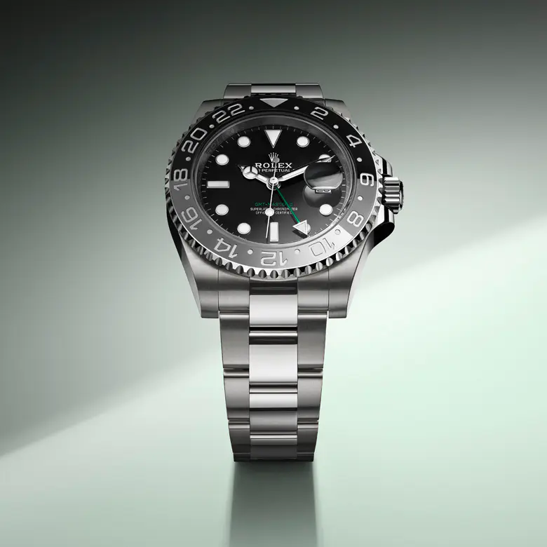 rolex GMT-Master II    - Questo modello presenta un quadrante nero e un disco della lunetta Cerachrom bicolore in ceramica verde e nera. A completamento delle tradizionali lancette delle ore, dei minuti e dei secondi, il GMT‑Master II esibisce una lancetta supplementare con punta a triangolo che effettua un giro del quadrante in 24 ore, così come una lunetta girevole bidirezionale graduata 24 ore. Questa lancetta 24 ore dal colore intenso indica l’ora di riferimento di un primo fuso orario di origine, leggibile sulla graduazione della lunetta. In viaggio, l’ora locale è indicata sul quadrante tramite la tradizionale lancetta delle ore che può essere regolata con facilità, a salti di un’ora, grazie a un meccanismo comandato dalla corona di carica. La regolazione dell’ora locale avviene in modo indipendente dalla lancetta dei minuti e dei secondi. Ciò permette ai viaggiatori di regolare il nuovo fuso orario senza dover rinunciare alla precisione del loro orologio. Il disco della lunetta Cerachrom è nero e verde, un abbinamento cromatico inedito, esclusivo per questo modello.