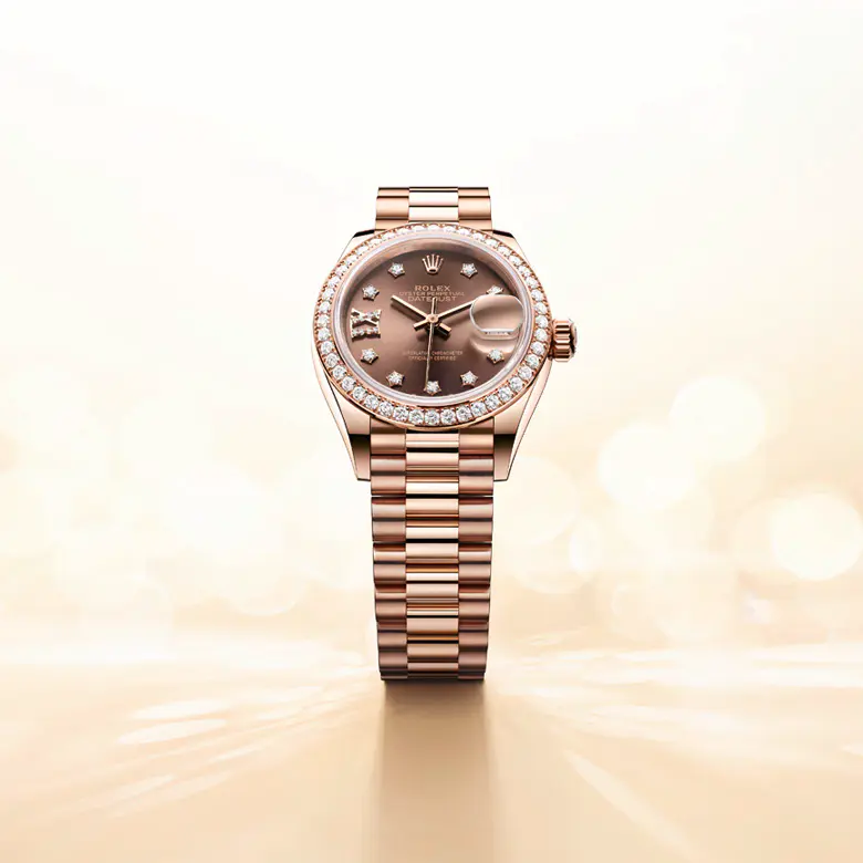 rolex Lady-Datejust    - La lacca offre la massima libertà nella scelta dei colori e conferisce al quadrante una bella intensità e una finitura estremamente liscia. La tecnica della laccatura consiste nel depositare successivamente sei sottili strati di lacca su una base di ottone. Si applica infine una vernice trasparente per dare al colore tutta la sua intensità e lucentezza. Quando la vernice è asciutta, la superficie del quadrante viene lucidata per metterne in risalto il colore. Il quadrante è quindi pronto per la tampografia e per la posa delle applique.