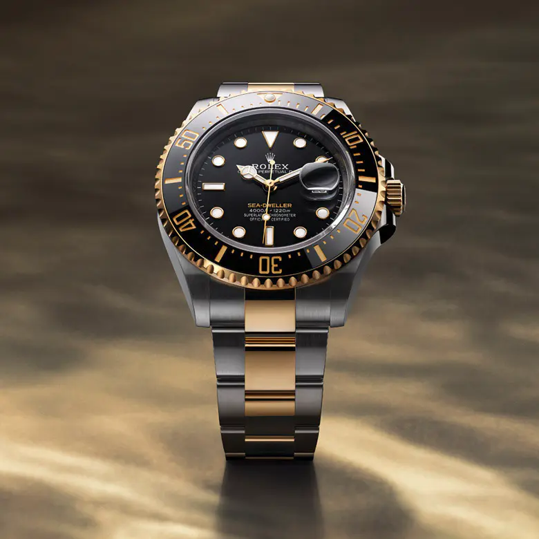 rolex Sea-Dweller    - La lunetta girevole unidirezionale graduata 60 minuti del Sea-Dweller permette di leggere i tempi di immersione e di decompressione con precisione e in assoluta sicurezza. È dotata di un disco Cerachrom nero brevettato e prodotto da Rolex in una ceramica praticamente antiscalfitture e inalterabile. La graduazione è rivestita di un sottile strato di oro mediante deposito PVD (Physical Vapour Deposition). Sul quadrante essenziale di colore nero trovano spazio gli ampi indici e le lancette Chromalight rivestiti di una sostanza luminescente a emissioni blu di lunga durata, per una leggibilità eccezionale anche al buio.