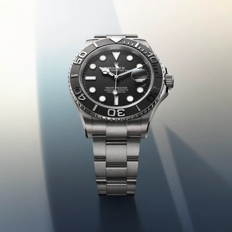 rolex Yacht-Master    - Il nuovo bracciale Oysterflex dello Yacht‑Master, sviluppato da Rolex e brevettato, rappresenta un’alternativa sportiva ai bracciali in metallo. La cassa e il fermaglio di sicurezza Oysterlock sono uniti a entrambe le parti del bracciale da una lama metallica realizzata in una lega di titanio e nichel che garantisce una grande flessibilità. La lama è rivestita di un elastomero nero ad alte prestazioni, particolarmente resistente alle aggressioni esterne, di lunga durata e delicato sulla pelle. Per un maggiore comfort, il bracciale Oysterflex è dotato sulla superficie interna di un sistema brevettato di “cuscini” laterali che stabilizzano l’orologio al polso e di un fermaglio di sicurezza Oysterlock in Oro giallo 18 ct. Dispone, inoltre, del sistema di allungamento Rolex Glidelock, sviluppato dal Marchio e brevettato. Questo ingegnoso dispositivo a cremagliera, integrato al fermaglio, permette, senza l’ausilio di alcuno strumento, di regolarne con precisione la lunghezza di circa 15 mm con incrementi di circa 2,5 mm.