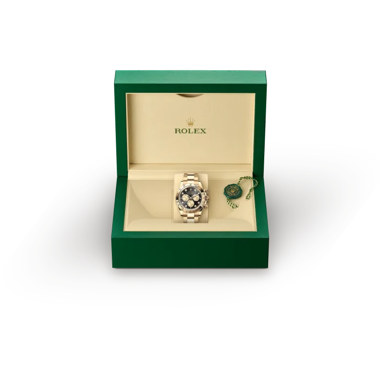 rolex Cosmograph Daytona  M126508-0003   - Questo modello presenta un quadrante nero vivo e dorato con diamanti con contatori colorati mediante spruzzatura, indici delle ore in applique e lancette in oro 18 ct con visualizzazione Chromalight, una sostanza luminescente ad alta leggibilità.
Il quadrante consente al pilota di pianificare accuratamente i tempi del percorso e la tattica di guida.