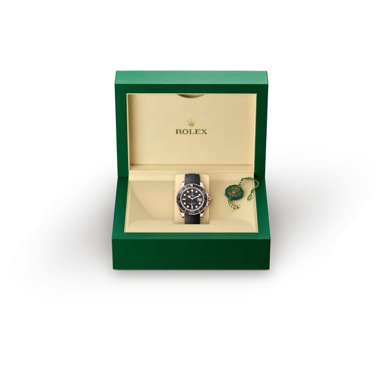 rolex Yacht-Master  M126655-0002   - Il nuovo bracciale Oysterflex dello Yacht‑Master, sviluppato da Rolex e brevettato, rappresenta un’alternativa sportiva ai bracciali in metallo. La cassa e il fermaglio di sicurezza Oysterlock sono uniti a entrambe le parti del bracciale da una lama metallica realizzata in una lega di titanio e nichel che garantisce una grande flessibilità. La lama è rivestita di un elastomero nero ad alte prestazioni, particolarmente resistente alle aggressioni esterne, di lunga durata e delicato sulla pelle. Per un maggiore comfort, il bracciale Oysterflex è dotato sulla superficie interna di un sistema brevettato di “cuscini” laterali che stabilizzano l’orologio al polso e di un fermaglio di sicurezza Oysterlock in Oro Everose 18 ct. Dispone, inoltre, del sistema di allungamento Rolex Glidelock, sviluppato dal Marchio e brevettato. Questo ingegnoso dispositivo a cremagliera, integrato al fermaglio, permette, senza l’ausilio di alcuno strumento, di regolarne con precisione la lunghezza di circa 15 mm con incrementi di circa 2,5 mm.