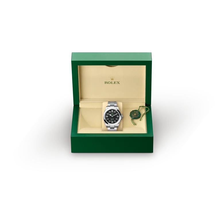 rolex Air-King  M126900-0001   - Sul quadrante nero dell’Air‑King risaltano i grandi numeri di riferimento 3, 6 e 9 per le ore e la scala dei minuti in primo piano per la lettura dei tempi di navigazione. Sullo sfondo si staglia, inoltre, il nome Air‑King scritto nei caratteri appositamente disegnati negli anni ’50 per questo modello.