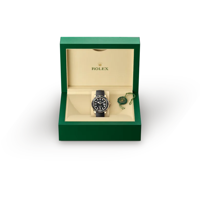 rolex Yacht-Master  M226658-0001   - Il nuovo bracciale Oysterflex dello Yacht‑Master, sviluppato da Rolex e brevettato, rappresenta un’alternativa sportiva ai bracciali in metallo. La cassa e il fermaglio di sicurezza Oysterlock sono uniti a entrambe le parti del bracciale da una lama metallica realizzata in una lega di titanio e nichel che garantisce una grande flessibilità. La lama è rivestita di un elastomero nero ad alte prestazioni, particolarmente resistente alle aggressioni esterne, di lunga durata e delicato sulla pelle. Per un maggiore comfort, il bracciale Oysterflex è dotato sulla superficie interna di un sistema brevettato di “cuscini” laterali che stabilizzano l’orologio al polso e di un fermaglio di sicurezza Oysterlock in Oro giallo 18 ct. Dispone, inoltre, del sistema di allungamento Rolex Glidelock, sviluppato dal Marchio e brevettato. Questo ingegnoso dispositivo a cremagliera, integrato al fermaglio, permette, senza l’ausilio di alcuno strumento, di regolarne con precisione la lunghezza di circa 15 mm con incrementi di circa 2,5 mm.