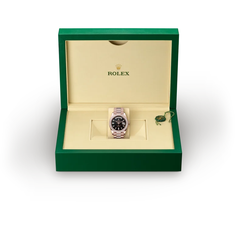 rolex Day-Date  M228345RBR-0016   - Il quadrante presenta 10 diamanti taglio baguette. L’Oyster Perpetual Day-Date 40 accoglie sul quadrante l’eisenkiesel, una pietra ornamentale di colore marrone profondo utilizzata dal Marchio per la prima volta nel 2021. L’eisenkiesel è un quarzo zebrato dalle delicate venature di ferro ossidato. I dischi in pietra destinati ai quadranti sono ricavati da un blocco di materia grezza e il Marchio seleziona esclusivamente quelli il cui colore o la cui struttura è perfettamente rispondente ai propri criteri estetici estremamente rigorosi. Solo così potranno impreziosire il quadrante di un orologio Rolex conferendogli la sua personalità unica.