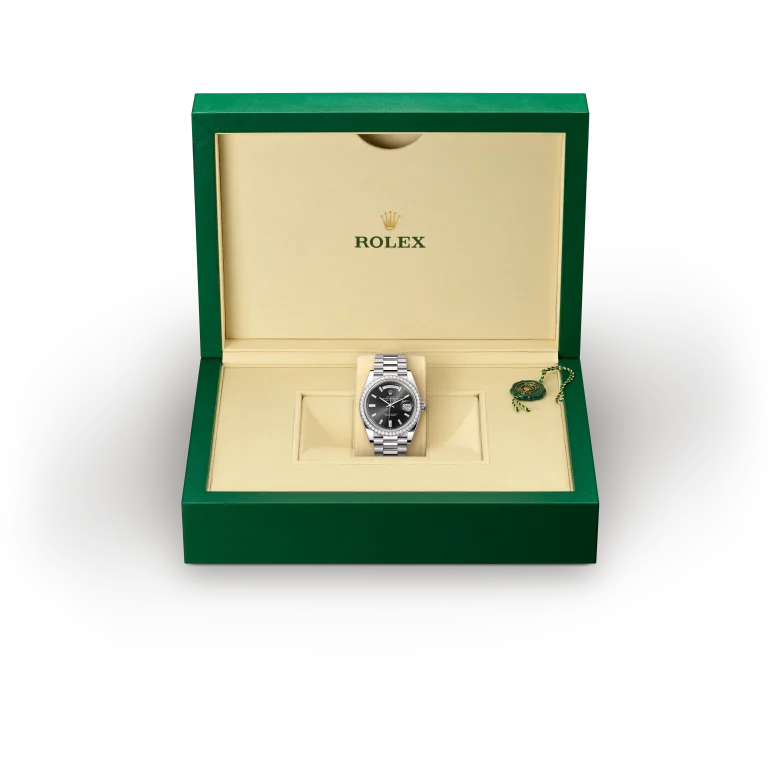 rolex Day-Date  M228349RBR-0003   - Il quadrante presenta 10 diamanti taglio baguette. La finitura soleil crea delicati riflessi di luce su molti quadranti della collezione Oyster Perpetual. Per ottenerla, si fa ricorso a sapienti tecniche di spazzolatura che producono lievi scanalature che si diramano dal centro del quadrante verso l’esterno. La luce si propaga uniformemente lungo ogni incisione, dando vita a un leggero, caratteristico bagliore che si sposta a seconda della posizione del polso. Una volta che la finitura soleil è stata completata, il colore del quadrante viene applicato usando la deposizione fisica da vapore o la galvanoplastica. Un sottile strato di vernice conferisce al quadrante il suo aspetto finale.