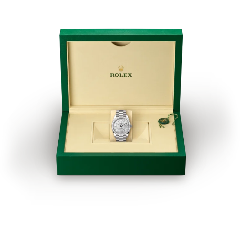 rolex Day-Date  M228349RBR-0040   - Il quadrante presenta 10 diamanti taglio baguette. La meteorite metallica, giunta a noi dai confini del sistema solare, proviene da un asteroide esploso milioni di anni fa. Durante il loro viaggio interplanetario, i frammenti di questa materia naturale di origine extraterrestre, composta principalmente di ferro e nichel, si raffreddano nella misura di qualche grado Celsius ogni milione di anni e ciò genera una cristallizzazione unica e così particolare, impossibile da riprodurre sulla Terra. La meteorite metallica è rara e difficile da lavorare: prima di tutto si ricavano delle lamine sottili, poi, mediante un trattamento chimico, si rivela tutta la bellezza della sua struttura interna che ricorda lampi di luce intrecciati. Questi motivi, tanto imprevedibili quanto affascinanti, sono chiamati “figure di Widmanstätten”. Per i suoi quadranti in meteorite, Rolex collabora con gli esperti più accreditati e sceglie esclusivamente le lamine con una superficie particolarmente ricca di forme e riflessi.