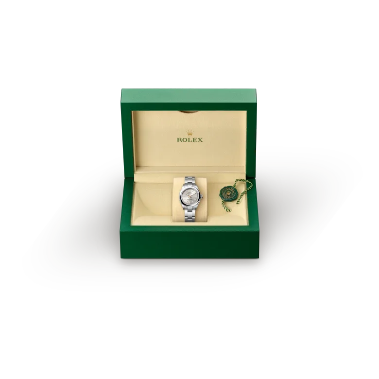 rolex Oyster Perpetual  M276200-0001   - La finitura soleil crea delicati riflessi di luce su molti quadranti della collezione Oyster Perpetual. Per ottenerla, si fa ricorso a sapienti tecniche di spazzolatura che producono lievi scanalature che si diramano dal centro del quadrante verso l’esterno. La luce si propaga uniformemente lungo ogni incisione, dando vita a un leggero, caratteristico bagliore che si sposta a seconda della posizione del polso. Una volta che la finitura soleil è stata completata, il colore del quadrante viene applicato usando la deposizione fisica da vapore o la galvanoplastica. Un sottile strato di vernice conferisce al quadrante il suo aspetto finale.