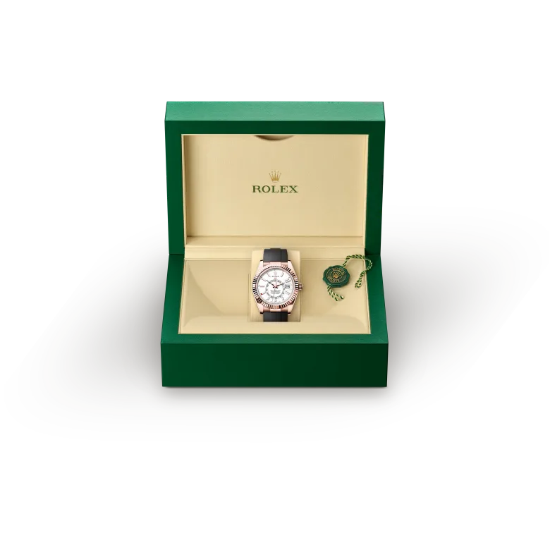 rolex Sky-Dweller  M336235-0003   - Il nuovo bracciale Oysterflex dello Sky‑Dweller, sviluppato da Rolex e brevettato, rappresenta un’alternativa sportiva ai bracciali in metallo. La cassa e il fermaglio Oysterclasp sono uniti a entrambe le parti del bracciale da una lama metallica realizzata in una lega di titanio e nichel che garantisce una grande flessibilità. La lama è rivestita di un elastomero nero ad alte prestazioni, particolarmente resistente alle aggressioni esterne, di lunga durata e delicato sulla pelle. Per un maggiore comfort, il bracciale Oysterflex è dotato sulla superficie interna di un sistema brevettato di “cuscini” laterali che stabilizzano l’orologio al polso e di un fermaglio Oysterclasp in oro Everose 18 ct. Dispone, inoltre, del sistema di allungamento Rolex Glidelock, sviluppato dal Marchio e brevettato. Questo ingegnoso dispositivo a cremagliera, integrato al fermaglio, permette, senza l’ausilio di alcuno strumento, di regolarne con precisione la lunghezza di circa 15 mm con incrementi di circa 2,5 mm.